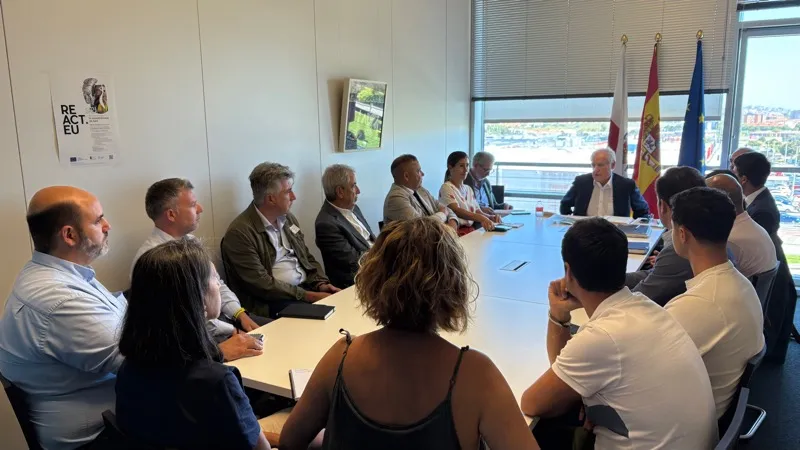El consejero, durante su reunión con los empresarios de los polígonos industriales de Guarnizo y Morero (Foto: Oficina de Comunicación)