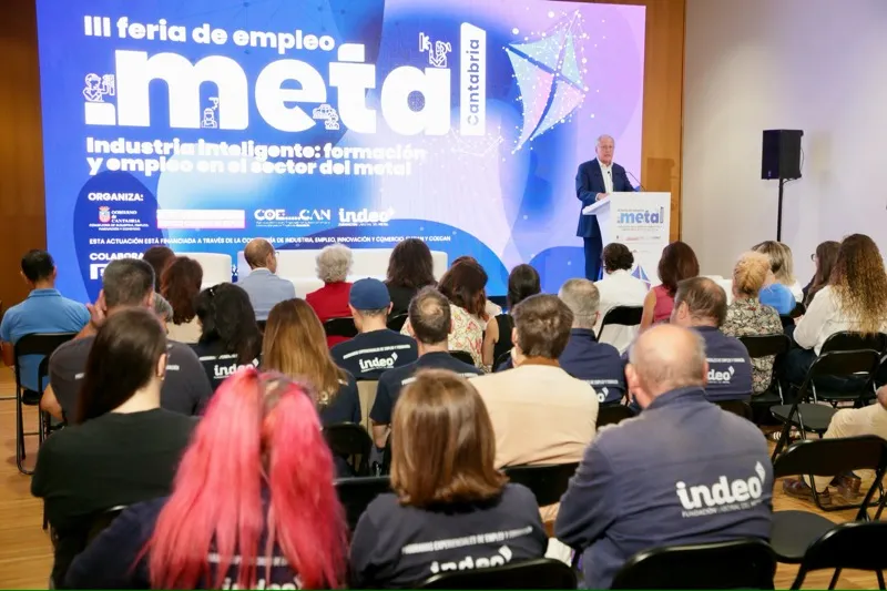 El consejero Arasti, durante su intervención en la inauguración de la Feria de Empleo del Metal de Cantabria (Foto: Nacho Romero)