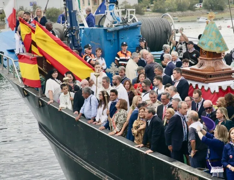 La presidenta y el resto de autoridades durante la procesión marítima de la festividad de la Virgen del Puerto de Santoña. (Foto: Ignacio Romero)