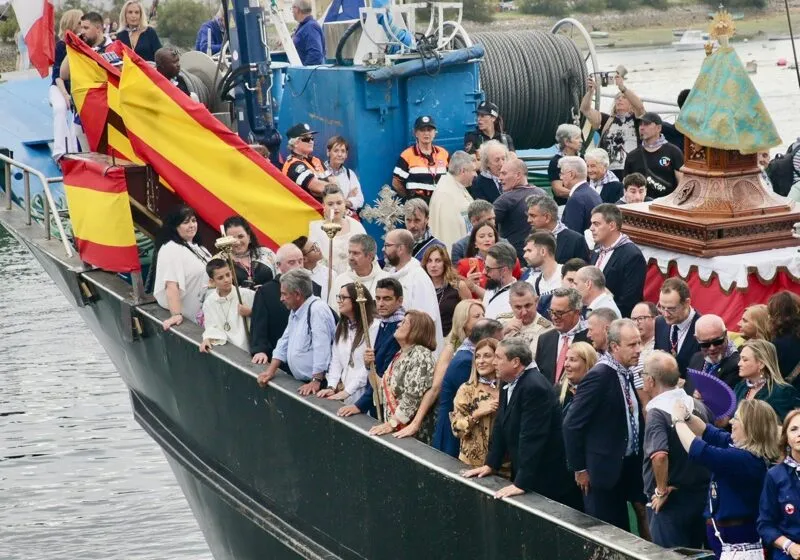 La presidenta y el resto de autoridades durante la procesión marítima de la festividad de la Virgen del Puerto de Santoña. (Foto: Ignacio Romero)