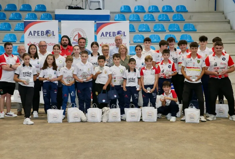 La consejera de Desarrollo Rural, María Jesús Susinos, junto a los participantes del Circuito APEBOL (FOTO: Nacho Romero)