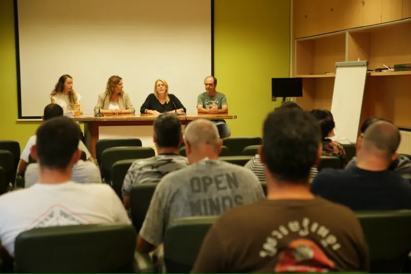 La consejera inaugura los Cursos de Incorporación a la Actividad Agraria. (Foto: Nacho Romero).
