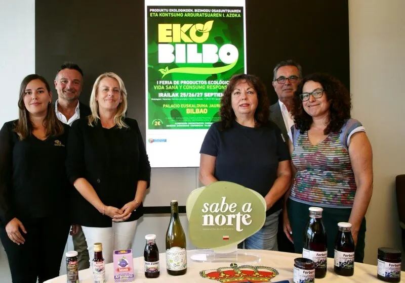 La consejera María Jesús Susinos, Juan Luis Centeno y Paulino San Emterio junto a Lucía Gómez, Azucena Jiménez y Arantxa Álvarez. (Foto: Nacho Romero).