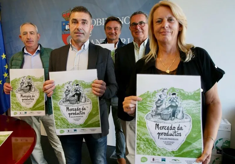 La consejera de Desarrollo Rural, Ganadería, Pesca y Alimentación, Mª Jesús Susinos, acompañada por el presidente de la Mancomunidad de los Valles Pasiegos y alcalde de Santiurde de Toranzo, Víctor Manuel Concha; del alcalde de San Roque de Riomiera, José Fernández, así como del director general de Pesca y Alimentación, Paulino San Emeterio; y el director de la ODECA, Juan Luis Centeno en la presentación del cartel (FOTO: Nacho Romero)
