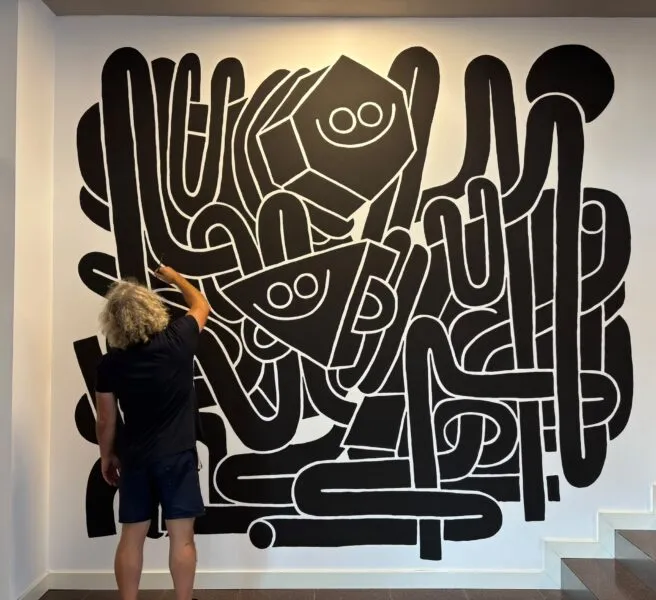 Noticias de Cantabria | El Cántabro | Juan Díaz-Faes lleva su universo creativo al campus de CESINE con un nuevo mural