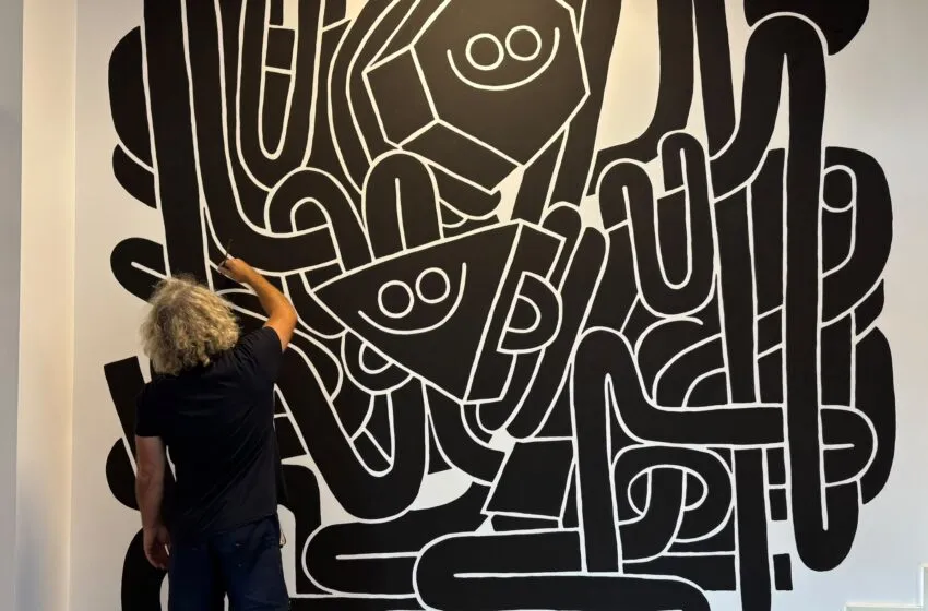  Juan Díaz-Faes lleva su universo creativo al campus de CESINE con un nuevo mural