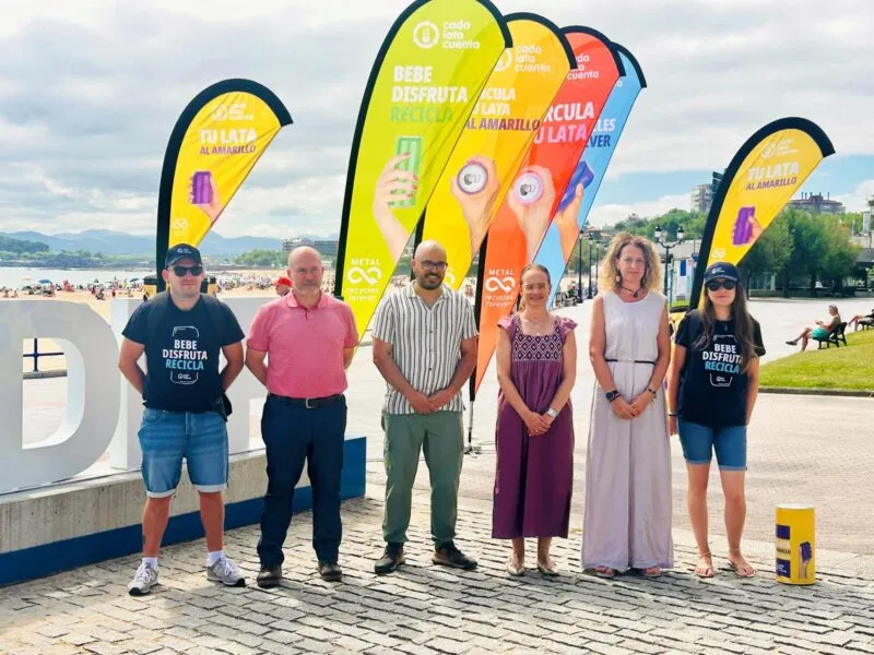 Noticias de Cantabria | El Cántabro | Santander afianza su compromiso con el reciclaje en las playas con la campaña ‘Tu Lata al Amarillo’