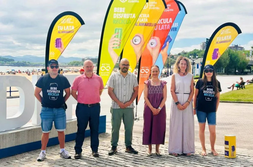  Santander afianza su compromiso con el reciclaje en las playas con la campaña ‘Tu Lata al Amarillo’