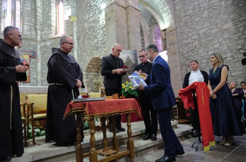  Martínez Abad asiste al acto por el hermanamiento del Santo Sepulcro de Jerusalén y Santo Toribio
