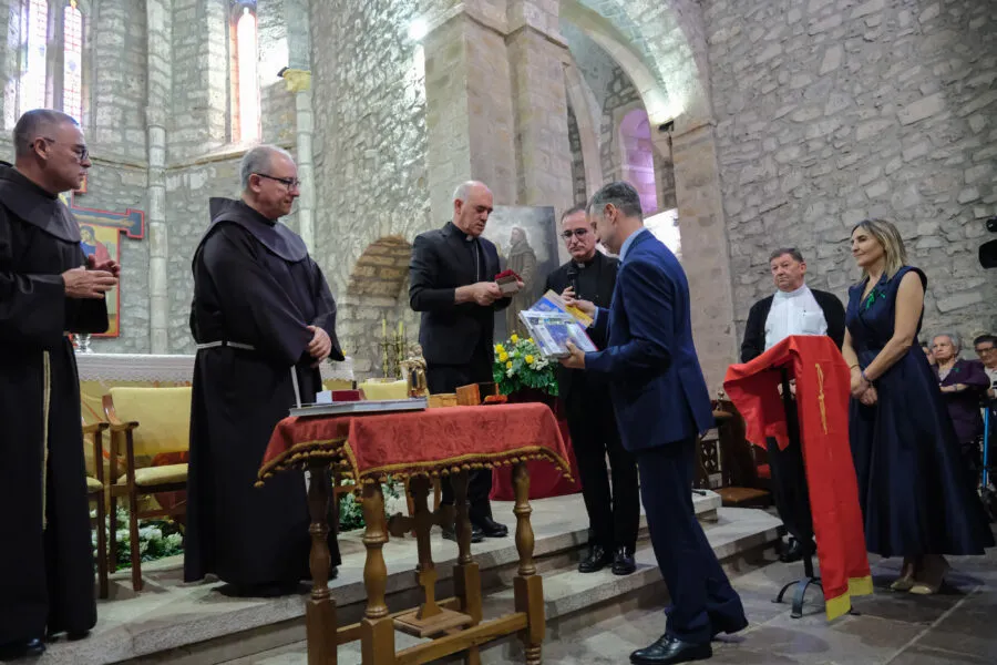 Noticias de Cantabria | El Cántabro | Martínez Abad asiste al acto por el hermanamiento del Santo Sepulcro de Jerusalén y Santo Toribio