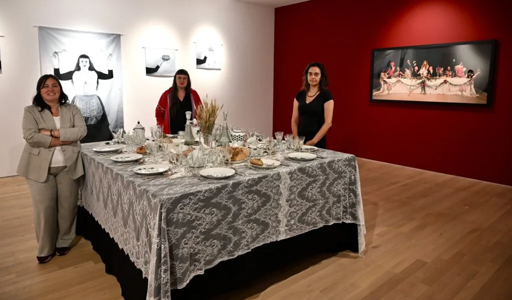 Noticias de Cantabria | El Cántabro | El MAS acoge ‘De gorriones, migas de pan y sangre’, la nueva exposición de Majo G. Polanco