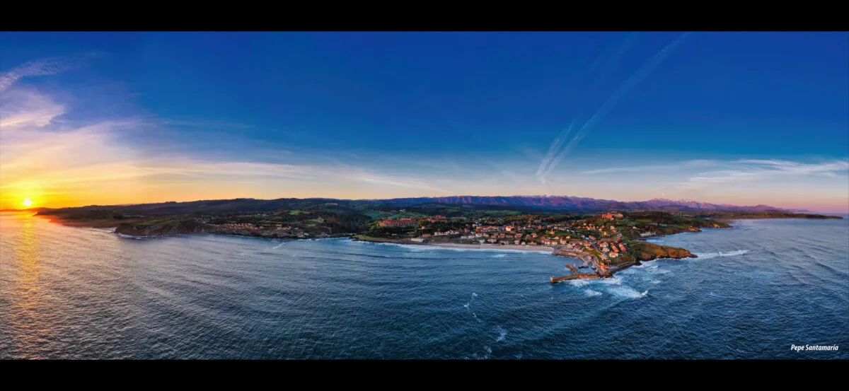 Noticias de Cantabria | El Cántabro | Pepe Santamaría muestra Comillas y su entorno desde las alturas en una exposición de fotografía aérea