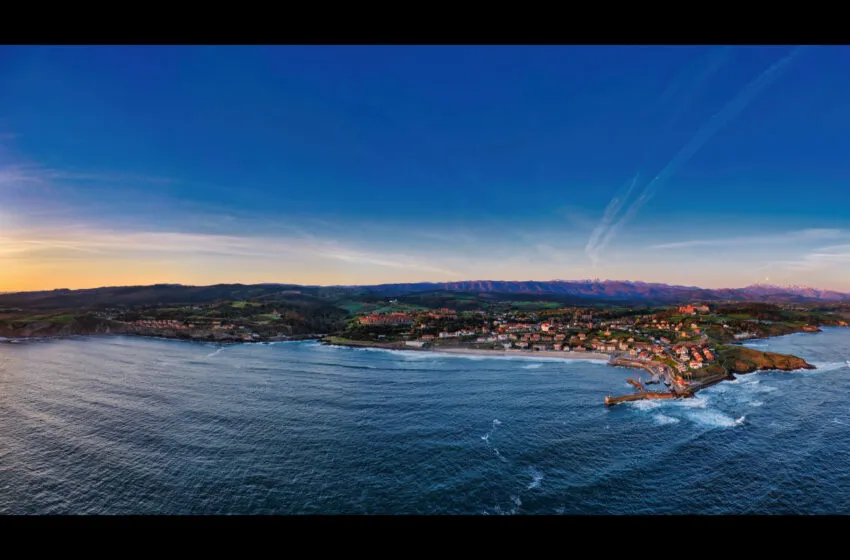 Noticias de Cantabria | El Cántabro | Pepe Santamaría muestra Comillas y su entorno desde las alturas en una exposición de fotografía aérea