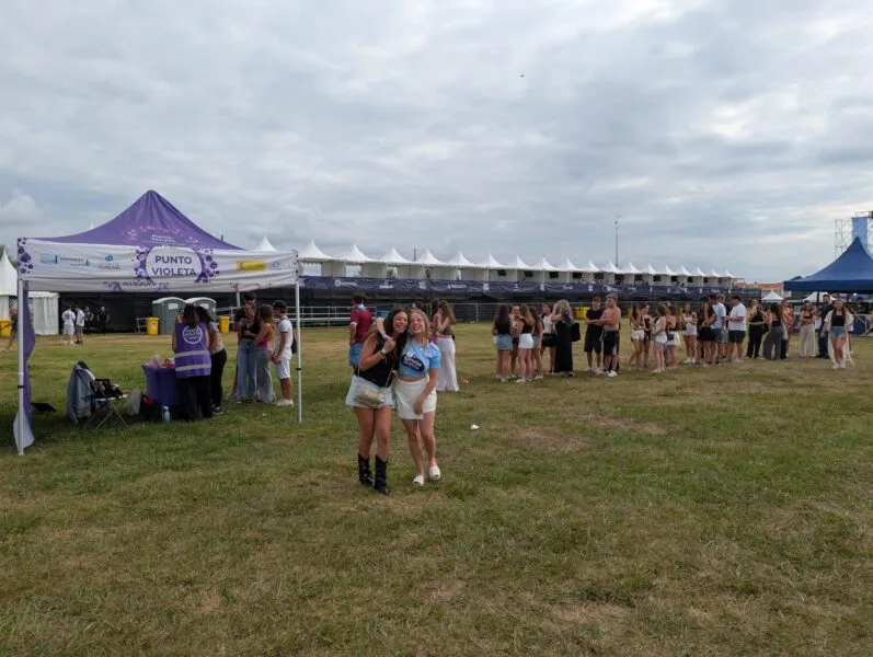 Noticias de Cantabria | El Cántabro | Cerca de 4.600 personas han pedido información en los puntos violeta instalados este verano