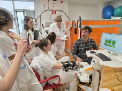 Noticias de Cantabria | El Cántabro | El Servicio de Rehabilitación de Valdecilla incorpora dos nuevos exoesqueletos para ampliar las opciones terapéuticas de pacientes con lesiones neurológicas