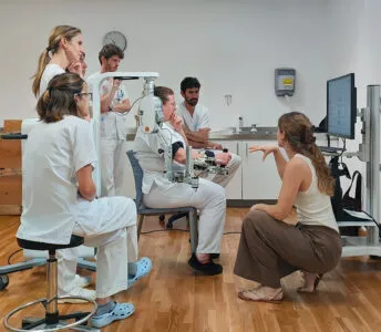Noticias de Cantabria | El Cántabro | El Servicio de Rehabilitación de Valdecilla incorpora dos nuevos exoesqueletos para ampliar las opciones terapéuticas de pacientes con lesiones neurológicas