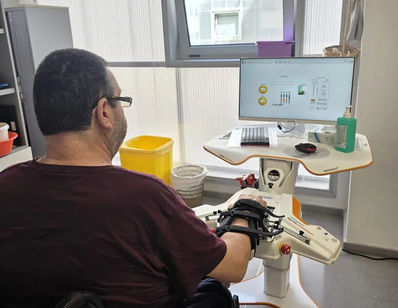 Noticias de Cantabria | El Cántabro | El Servicio de Rehabilitación de Valdecilla incorpora dos nuevos exoesqueletos para ampliar las opciones terapéuticas de pacientes con lesiones neurológicas