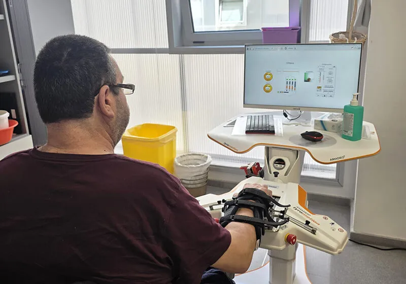 Noticias de Cantabria | El Cántabro | El Servicio de Rehabilitación de Valdecilla incorpora dos nuevos exoesqueletos para ampliar las opciones terapéuticas de pacientes con lesiones neurológicas