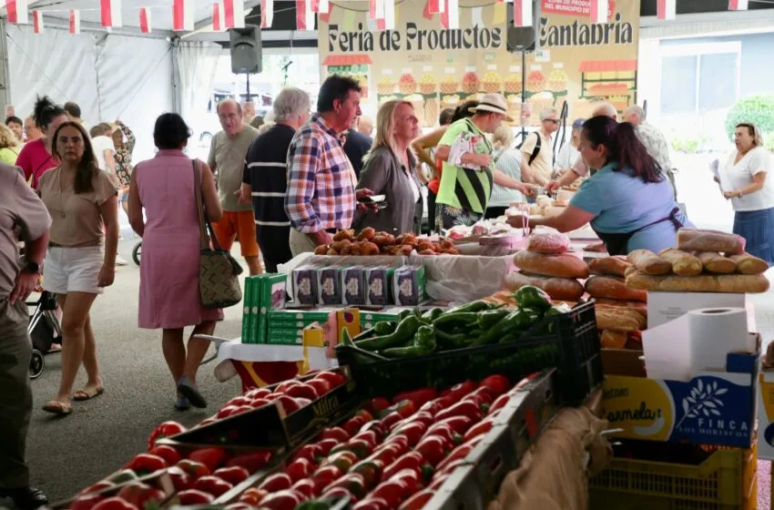 La consejera, María Jesús Susinos, durante una visita a una feria agroalimentaria (FOTO: Nacho Romero)