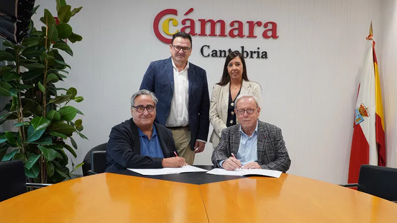 De izquierda a derecha, Carlos Martí, sentado; Rosendo Ruiz y Rosa Vega, ambos de pie, y Miguel Ángel Cuerno, sentado.(Foto Gobierno de Cantabria)