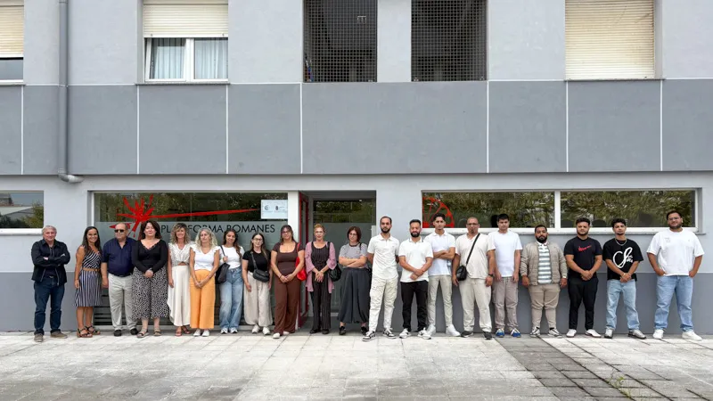 La directora general del EMCAN, junto al resto de autoridades y los alumnos del curso, en la sede de la plataforma Romanés en Santander (Foto: Oficina de Comunicación)