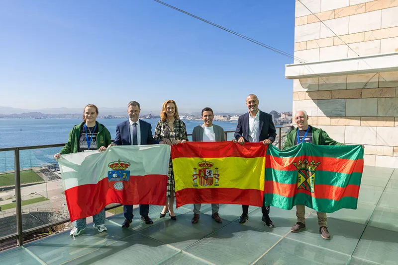 El consejero de Cultura, Luis Martínez Abad, junto con el delegado del Gobierno, Pedro Casares, el alcalde de Torrelavega, Javier López, y Carmen Carmen Olarreaga, presidenta de la Agrupación de Danzas de Tanos., en la entrega de las banderas que van a portar en el desfile del Dia de la Hispanidad en Nueva York. (Foto: Miguel de Arriba)