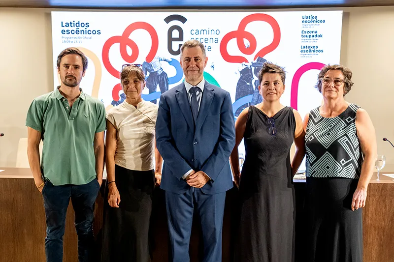De izquierda a derecha, Juan Trueba, Cristina Samaniego, el consejero Luis Martínez Abad, Nerea Soto y Begoña Garcia. (Foto: Miguel López)