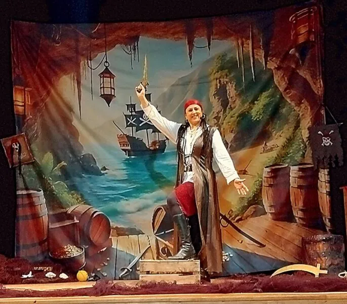 Imagen del espectáculo de la compañia Kaskabel y Cia que participa en los circuitos escénicos promovidos por Cultura. (Foto: Gobierno de Cantabria)