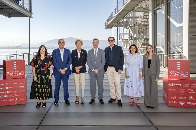 De izquierda a derecha, Noemi Méndez, Roberto Media, Lucrecia Botin, Luis Martínez Abad, Álvaro Longoria, Fátima Sánchez y Julia Olmo, en la presentacion del X Festival de Cine de Santander. (Foto: José Cavia)