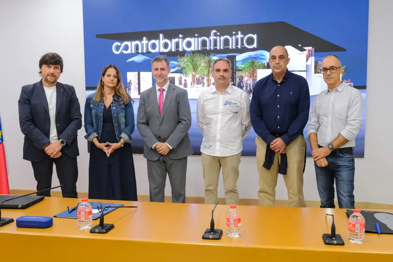 El consejero de Turismo, Luis Martínez Abad, acompañado de la directora de Cantur, Inés Mier, además de miembros de Cantur y Artipubli (FOTO: Raúl Lucio)