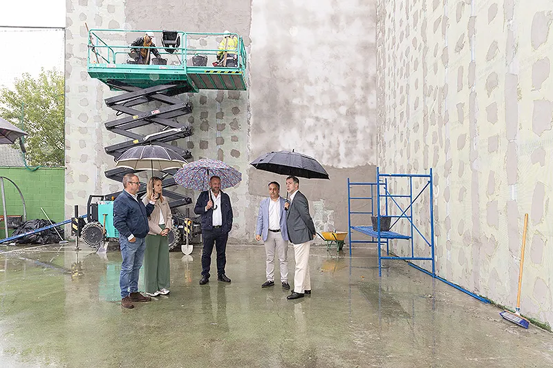 El consejero de Deporte, Luis Martinez Abad, y el alcalde de Piélagos, Carlos Caramés, visitan las obras del frontón de Vioño. (Foto: Patricia Pereda)