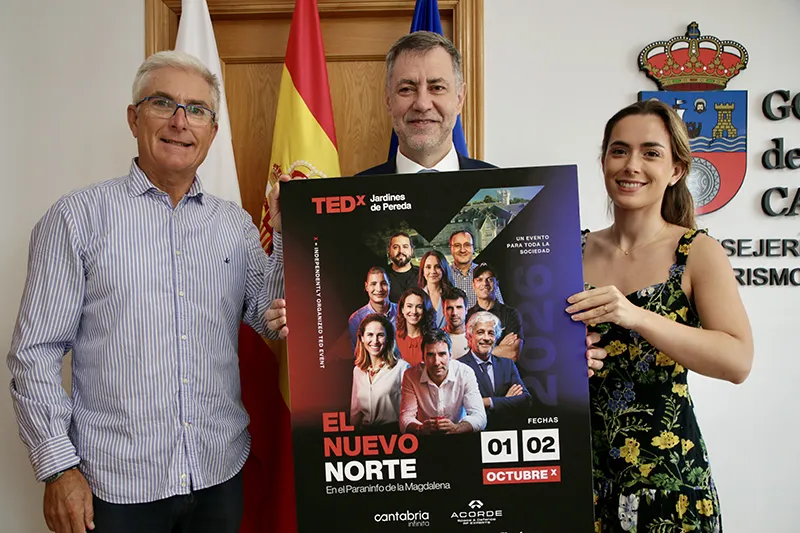 Luis Martínez Abad durante la presentación junto a César Obregón y Ainhoa Acha, organizadores de TEDx Jardines de Pereda. (Foto: Nacho Romero)