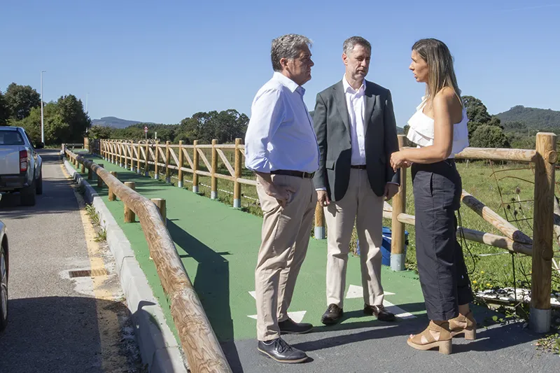 El consejero, Luis Martínez Abad, acompañado de la alcaldesa de Noja, Mireia Maza y el director general de Turismo, José Luis López Vielva, durante la visita de las obras (FOTO: Emma Portillo)