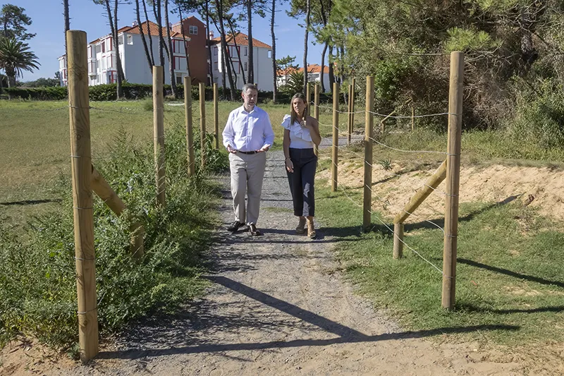 El consejero de Turismo, Luis Martínez Abad, y la alcaldesa de Noja, Mireia Maza, en la visita a las obras de renovación de la vía de Nogales. (Foto: Emma Portillo)