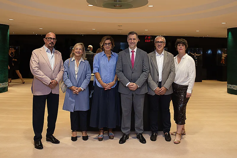 Martínez Abad posa en el photocall del Palacio de Festivales junto a César Pascual, María Fernández-Rosillo, y resto de autoridades. (Foto: Patricia Pereda)