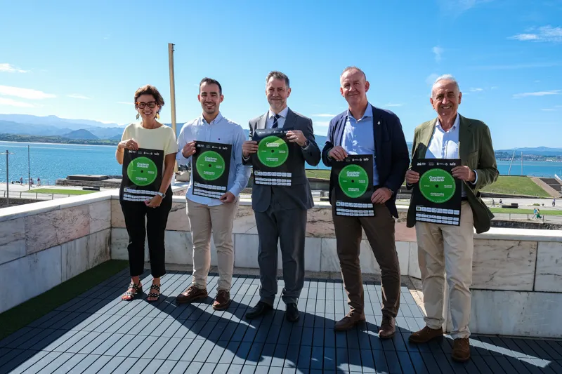 Luis Martínez Abad junto a María Fernández Rasillo, César Anievas, Eloy de la Fuente y Fernando García Andrés. (Foto: Raúl Lucio)