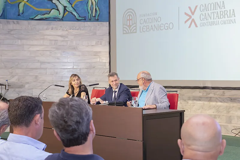 Luis Martínez Abad, Pilar Gómez y Valeriano Teja durante el acto de presentación celebrado en el Palacio de Festivales de Cantabria. (Foto: Emma Portillo)