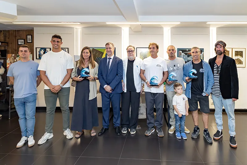 Luis Martínez Abad junto a los cuatro homenajeados, organizadores del evento y autoridades. (Foto: José Cavia)
