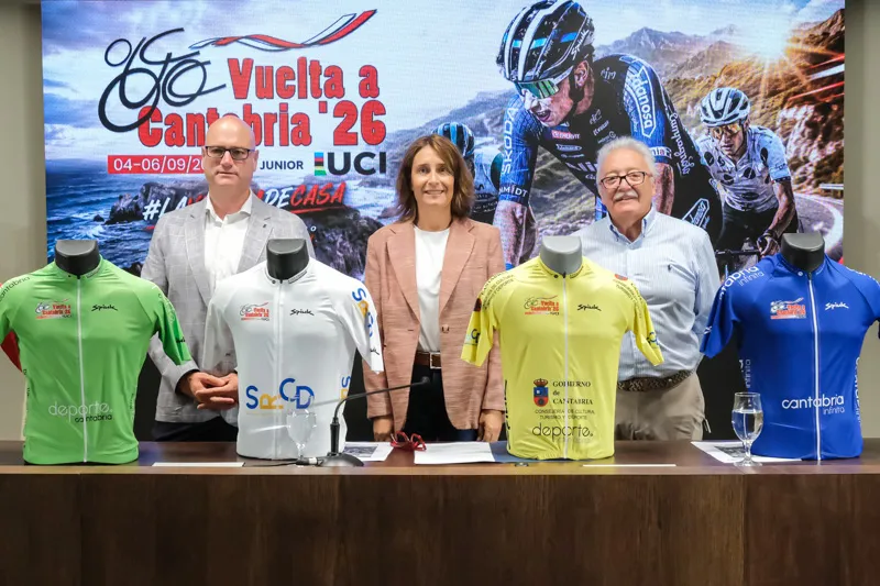 De izquierda a derecha, Domingo Agudo, organizador de la prueba, Susana Ruiz, directora general de Deporte, y Gonzalo Álvarez, vicepresidente de la Federación Cántabra de Ciclismo. (Foto: Raúl Lucio)