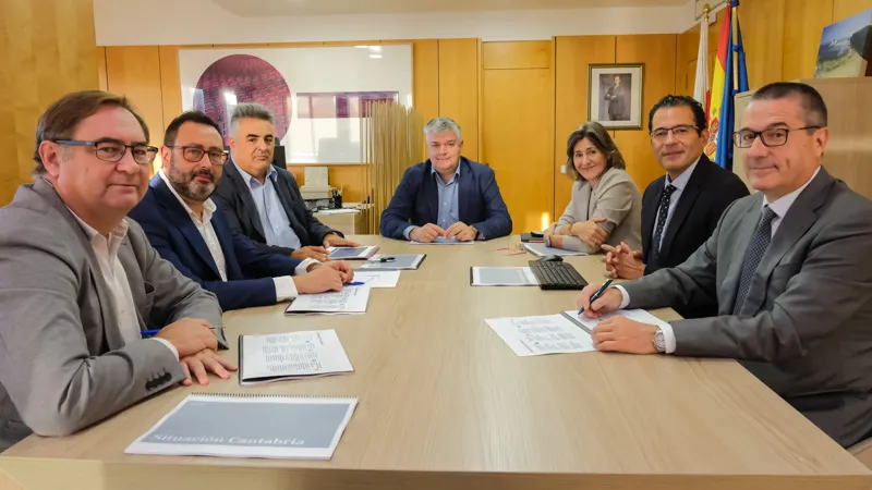 El consejero de Economía, Luis Ángel Agüeros, junto a Javier Vidal, director de Economía y Financiación Autonómica; José Ramón Paterna, director del ICANE; y Luis Fernando Olaiz, director general de Tesorería, Presupuestos y Política Financiera. Por parte de BBVA, Miguel Cardoso, economista jefe para España de BBVA Research España; Elena López, directora regional norte de BBVA; y Jesús Berasaluze, director de Instituciones norte de BBVA (FOTO: Raúl Lucio)