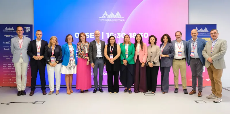 El consejero de Educación, Sergio Silva, junto al resto de integrantes del en el 40º Encuentro de la Economía Digital y las Telecomunicaciones (FOTO: Raúl Lucio)