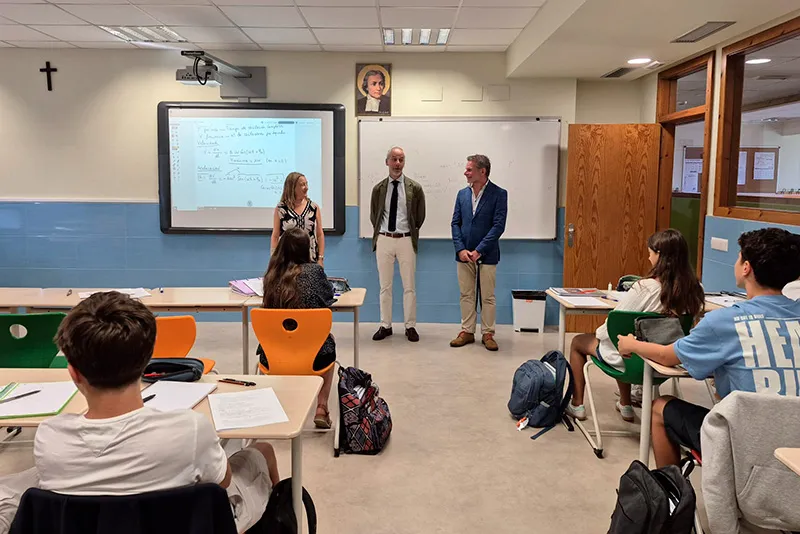 El consejero junto al director del colegio durante su visita al centro. FOTO: Oficina de Comunicación