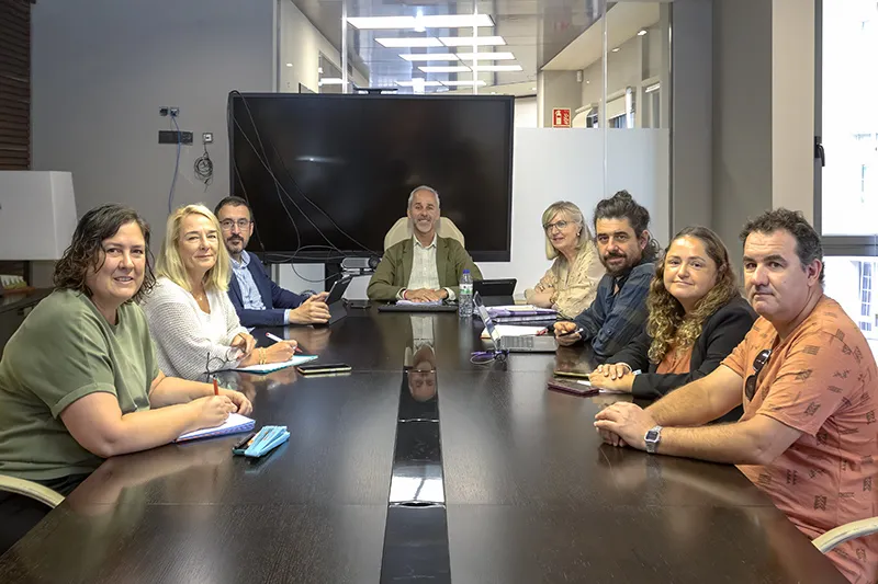 Imagen de la reunión, celebrada hoy, de la Mesa de las Familias. FOTO: Emma Portillo