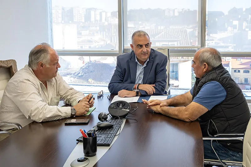 El consejero, Roberto Media, ha mantenido un encuentro con el alcalde del municipio, Miguel Ángel Prieto, y el concejal Higinio Rábago. (Foto: Jose Cavia)