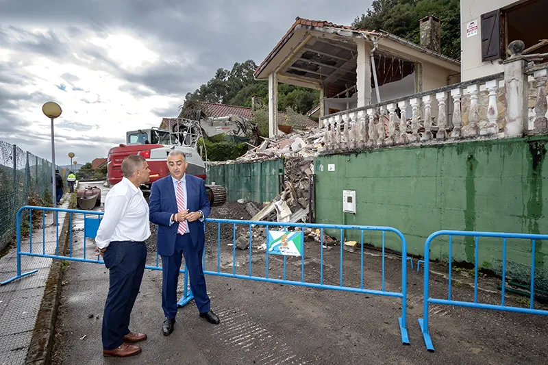 El consejero y el alcalde de Argoños han presenciado el inicio de la demolicion (Foto: Jose Cavia)