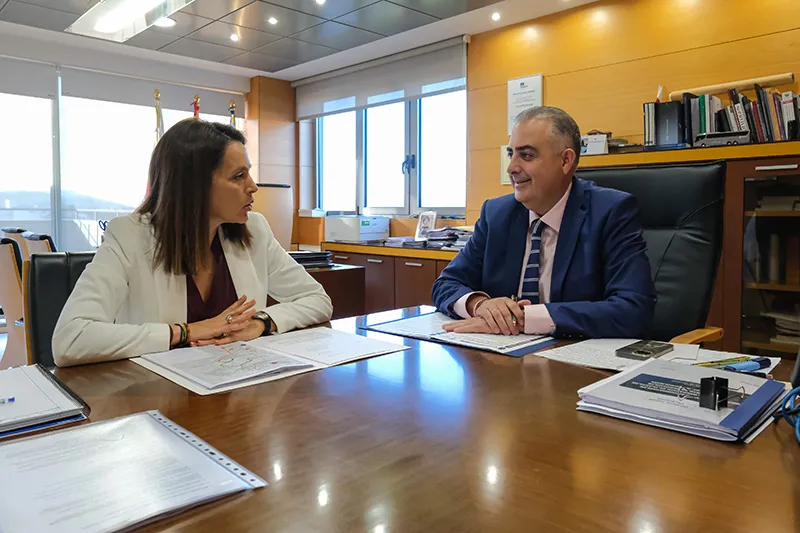 Imagen de archivo del consejero de Fomento y la alcaldesa de Santa Cruz de Bezana durante una reunión. (Foto: Raúl Lucio)