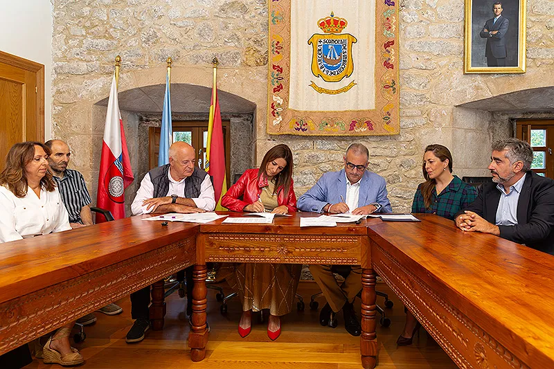 Media y Urquiza han firmado el convenio en el Ayuntamiento de San Vicente de la Barquera. (Foto: Patricia Pereda)