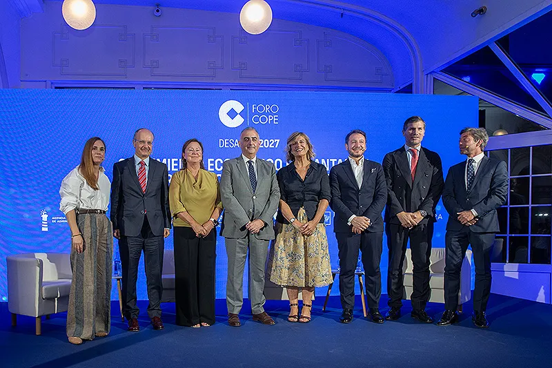 El consejero de Fomento, junto a algunas de los asistentes, en el Foro de la COPE (Foto: Patricia Pereda)