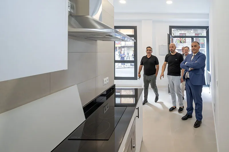 El consejero junto al alcalde de Laredo y el director general de Vivienda visitan uno de los inmuebles (Foto: Jose Cavia)