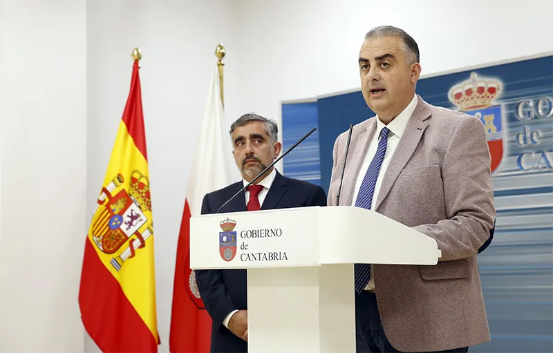 Imagen de archivo del consejero, Roberto Media, y el director general de Vivienda, Carlos Montes, durante una rueda de prensa en la sede del Gobierno. (Foto: Oficina de Comunicacion)